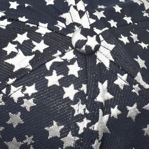Gros plan détaillé sur casquette de baseball en coton bleu marine à motif étoiles