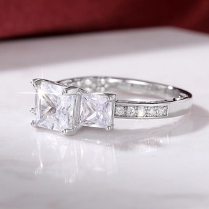 Detaillierte Makroansicht von Kristallen im Quadratschliff und Pavé-Silberband am Ring