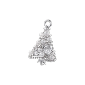 Gros plan détaillé d'un pendentif sapin de Noël en argent avec perles et zircons brillants