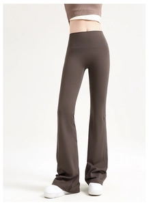 Détail du pantalon de yoga évasé marron foncé taille haute montrant le tissu extensible