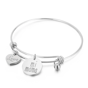 Bracelet ajustable en argent avec breloque cœur et gravure Love mi mama sur fond blanc