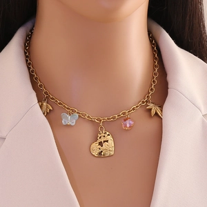 Collier en acier doré avec pendentif cœur tournesol et breloques papillons colorés