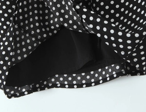 Détail du tissu à pois respirant et de la doublure intérieure noire de la robe courte