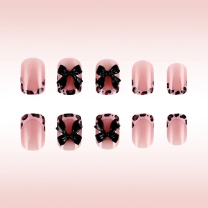 Détails de faux ongles carrés courts avec motif léopard et nœuds noirs en 3D