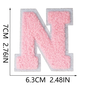 Toppa termoadesiva lettera N rosa in ciniglia da 7cm con bordo in feltro bianco
