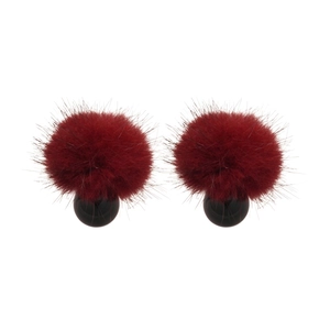 Boucles d'oreilles élégantes avec pompon en fourrure rouge et perles de résine noire