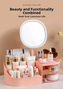 Nahaufnahme des rosa Make-up-Organizers mit LED-Spiegel und vielen Schubladenfächern