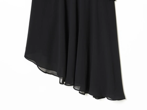 Detailansicht des schwarzen Chiffon-Meerjungfrauen-Saums mit feiner Nahtverarbeitung