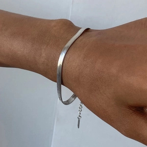 Détail d'un bracelet maille serpent argenté avec chaîne d'extension réglable au poignet