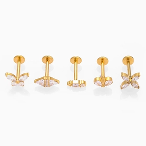 Vue détaillée de cinq piercings labret en titane G23 doré avec papillon et abeille