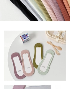 Detail view of seamless low cut socks in pastel colors with anti-slip silicone feature