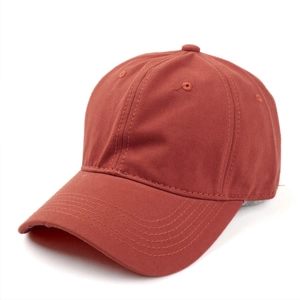 Primo piano di un cappellino da baseball in cotone pettinato rosso mattone con top morbido.
