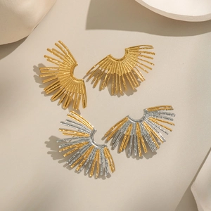 Textured fan-shaped stud earrings in 18K gold and bicolor stainless steel finish