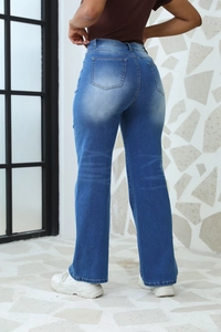 Vue arrière du jean taille haute montrant le design des poches et la coupe ajustée