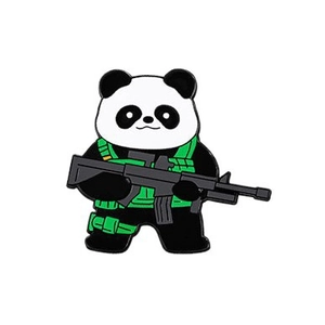 Broche panda militaire mignonne avec un panda tactique tenant un fusil sur fond blanc