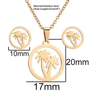 Detailsicht des goldenen Edelstahl-Set mit Palmen-Anhänger, Kette und Ohrringen