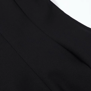 Vue macro de la texture du tissu tissé noir avec des plis élégants et un beau drapé