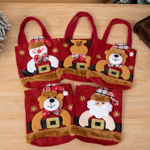 Sacs-cadeaux de Noël en toile de jute avec motifs 3D sur un fond en bois rustique