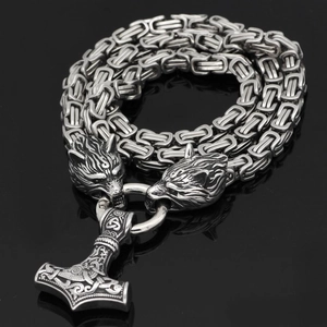Détail du pendentif marteau de Thor avec têtes de loup sur chaîne byzantine