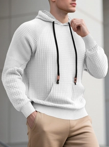 Nahaufnahme der weißen Waffelstrick-Textur des Herren-Hoodies mit schwarzen Kordelzügen