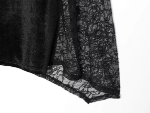 Gros plan sur la texture du velours noir avec bordure en dentelle florale fine