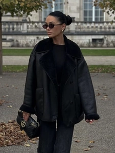 Veste oversize chic en similicuir noir avec doublure en peau lainée et col à revers pour femme