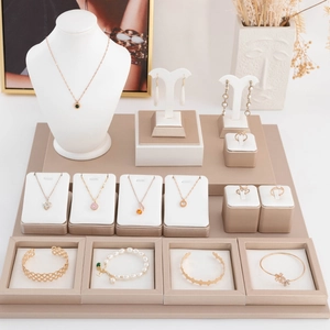 Set espositore per gioielli oro champagne con cuscini in pelle bianca per collane
