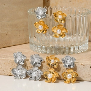 Vintage Edelstahl Ohrringe mit Perlenblumen in Gold- und Silbeausführung