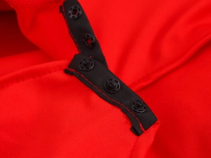 Vue macro de la texture du tissu rouge et détails de la patte de boutonnage noire