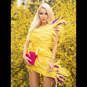 Robe de soirée moulante à plumes jaunes avec accents violets et coupe asymétrique