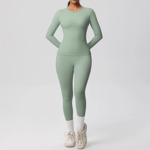 Détail de l'ensemble de yoga vert menthe avec legging taille haute et haut à manches