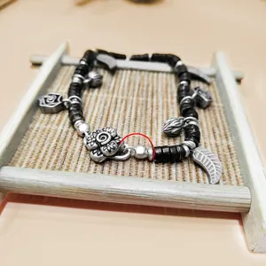 Makro-Detail von S925 Sterlingsilber-Perlen und Retro-Anhängern an einem Armband