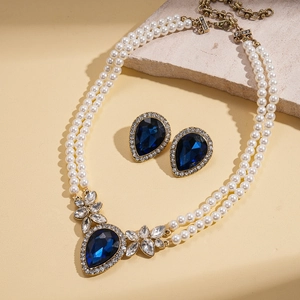 Parure bijoux deux pièces avec collier perles double rang et pendentif goutte bleue