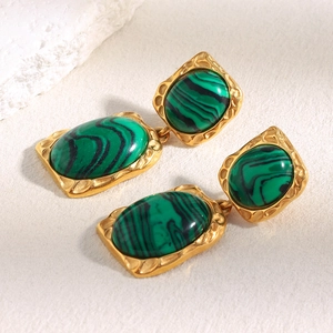 Détail de boucles d'oreilles baroques plaquées or 18K avec malachite verte et texture