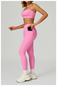 Gros plan du legging de yoga rose à taille haute avec poche latérale pour téléphone