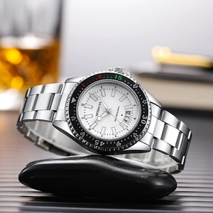 Montre à quartz pour hommes avec bracelet en acier, cadran blanc et loupe de date