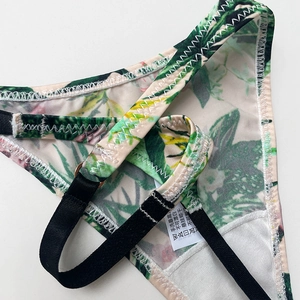 Tanga en soie glacée pour femme avec imprimé tropical et anneaux en métal latéraux