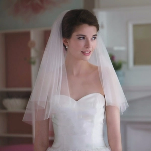 Elegant two-tier short bridal veil in white tulle with metal comb for weddings
