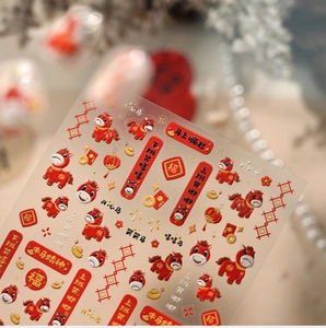 Détail macro de stickers ongles 3D relief Nouvel An avec cheval cartoon et dorures