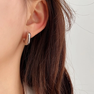 Orecchini a U minimalisti in argento sterling S925 su modella con finitura lucida