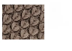 Nahaufnahme des braunen Strickstirnbands mit hochwertigem, strukturiertem Zopfmuster