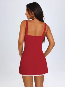 Vista posteriore di un mini abito rosso attillato con bordo in pizzo bianco e spalline sottili