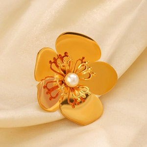 Bague fleur chic en acier inoxydable plaqué or 18K avec perle blanche sur soie