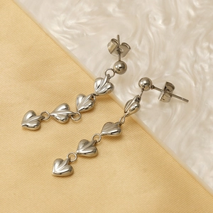 Élégantes boucles d'oreilles pendantes coeur en argent avec trois breloques ciselées