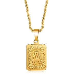 Collier en acier doré avec chaîne torsadée et pendentif carré gravé de la lettre A