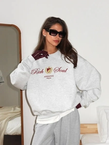 Λεπτομέρεια γκρι oversize φούτερ με στάμπα Rich Soul και κόκκινα καλλιτεχνικά γράμματα