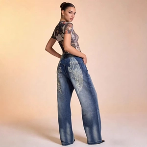 Dunkelblaue gewaschene Vintage-Jeans mit weißer Flügelstickerei und lockerem, geradem Beinschnitt