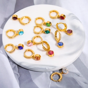 Pendientes de aro con cristales de colores y circonitas doradas brillantes