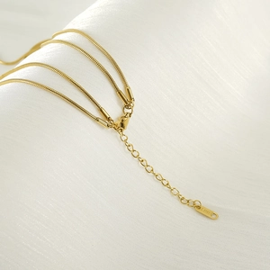 Collier double couche en acier inoxydable plaqué or 18K avec fermoir mousqueton chic