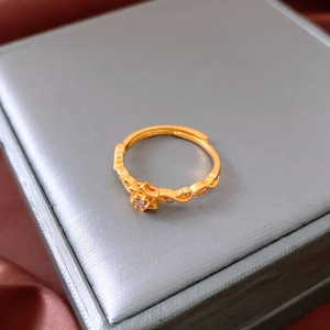 Gros plan détaillé d'une bague vintage en or avec pierres mauves sur écrin à bijoux